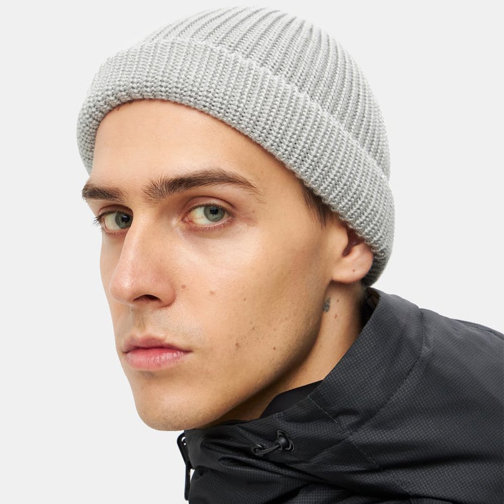 Grey Charm: Die perfekte Beanie-Mütze für stilvolle und gemütliche Winterspaziergänge!